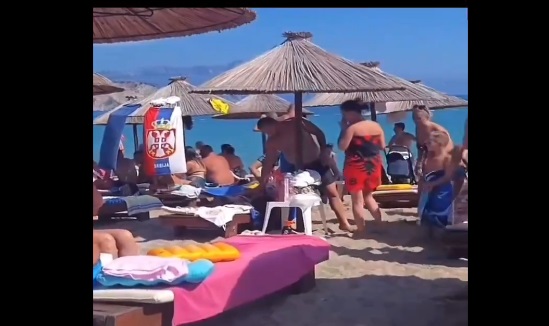 Muzika serbe i largon shqiptarët nga plazhi i Budvas/Pamje