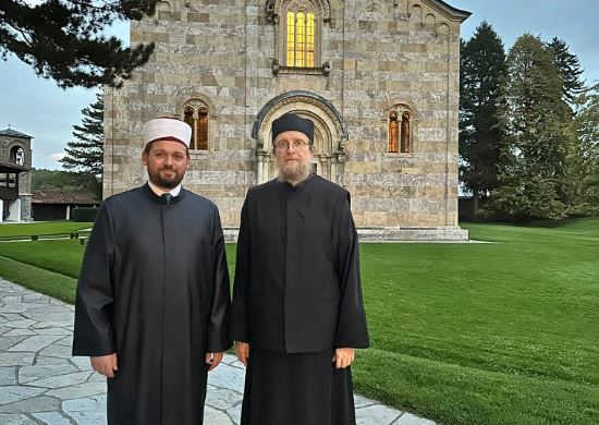 Imami Maliqi e viziton Manastirin e Deçanit, Ambasada gjermane thotë se është shembull frymëzuar i dialogut ndërfetar