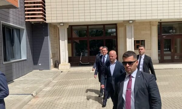 Kurti i dërgon letër Abdixhikut për koalicion, por s’flet para mediave