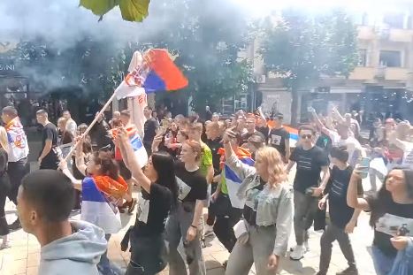 Me flamuj serb dhe fishekzjarrë, maturantët kalojnë në sheshin “Car Lazar” të Mitrovicës Veriore