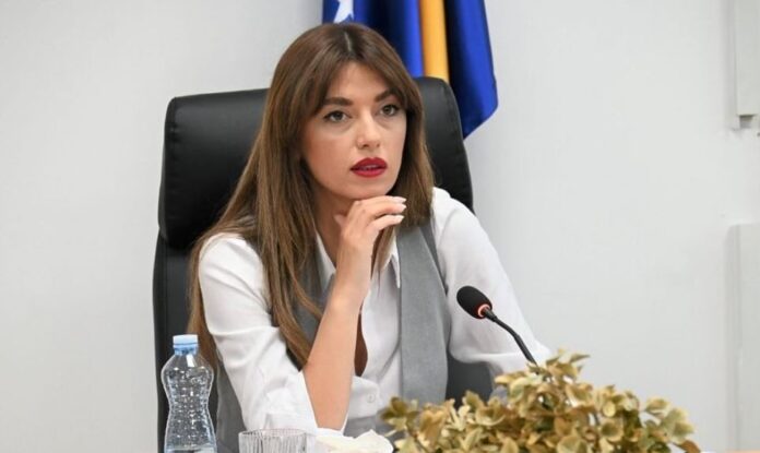 “Gjynah çka po i bëjnë Haxhiut”/ “LDK të mos heqë dorë nga kryeministri!”