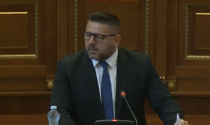 Bekë Berisha me postim “lara-lara” për koalicionin e mundshëm VV-LDK: Do të mblidheshin të gjitha të këqijat