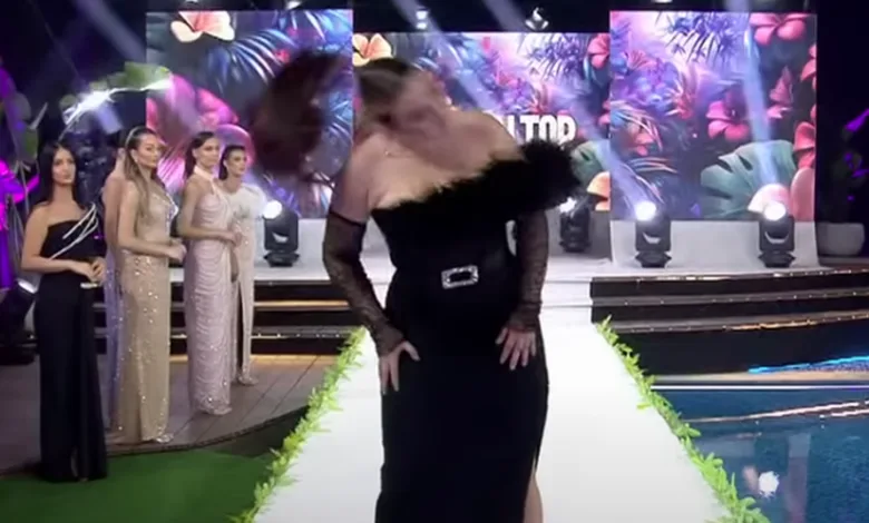 U përpoq të binte në sy duke rrëzuar paruken gjatë sfilatës, modelja skualifikohet
