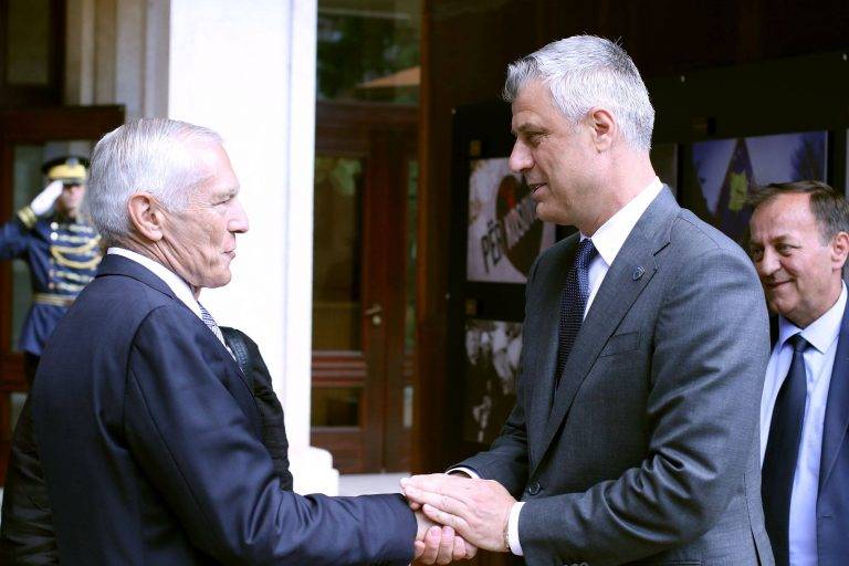 “UÇK-ja nuk kishte një strukturë të qartë komanduese” | Ish-komandanti i NATO-s, Wesley Clark, dëshmon në Hagë për luftën dhe rolin e Hashim Thaçit