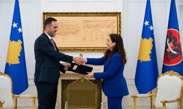 E mandatoi Konjufcën pa dëshmi se ka vota, Osmani përgjigjet në pyetjen “a u bind gabimisht: Akuzat vijnë e shkojnë