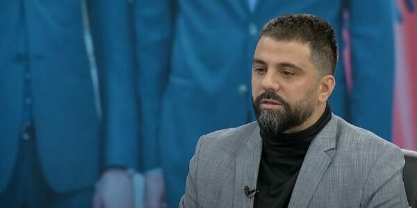 Behrami publikon momentin kur kapet fabrikimi i votave në Mitrovicën e Jugut