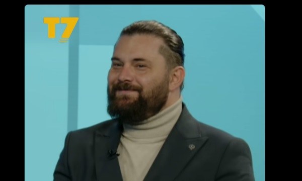 Premtoi që do t’i pres flokët nëse fiton Prebreza në Fushë Kosovë, gazetari zihet ngushtë në studio