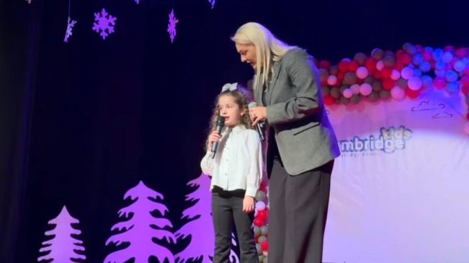 Videoja do t’ju marrë zemrat! Remzia ngjitet në skenë me mbesën e saj