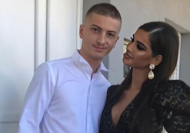 Fero na prezanton me dashurinë e tij të re, e reklamon para gjithë njerëzve, i tregon Arbenitës së çka ka humb