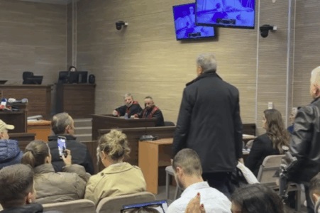 Ridvan Muharremi ngatërron sallën në gjykatë, momenti kur futet brenda me duar në xhepa (VIDEO)