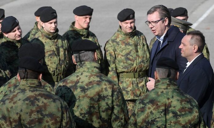 “Më të fortë se kur do hynim në Kosovë”, Vuçiç shkon dhe provokon në bazën ushtarake serbe pranë kufirit (VIDEO)