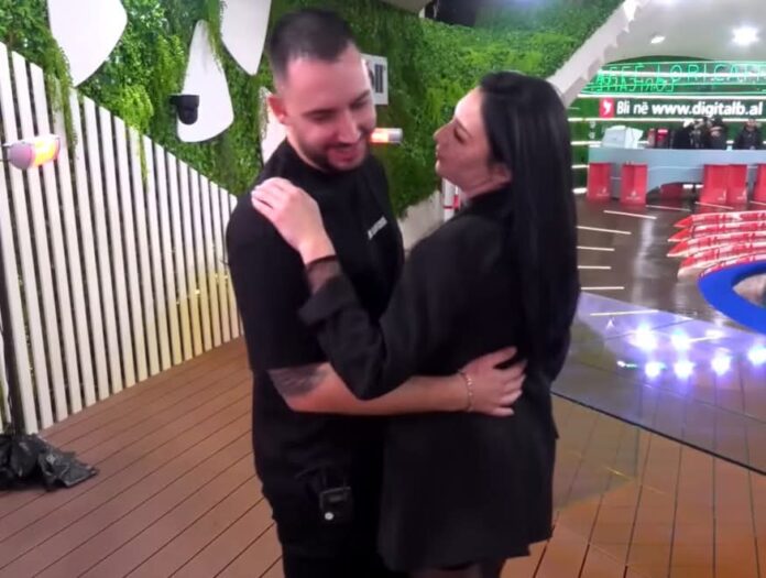 VIDEO/ Emocione pafund! Keijsi e fton Stelinën në vallëzim, banorët e BBV i shoqërojnë me brohorima