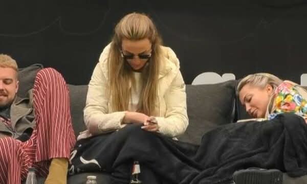 Aurora dhe Suanita të shqetësuara: Babi do na bërtasë..