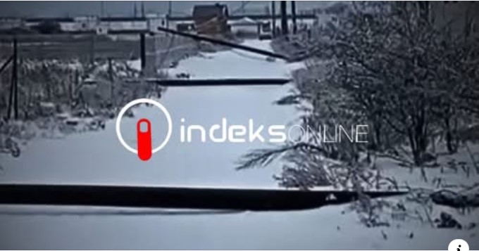 Rrëzohen disa shtylla elektrike në Bardhosh, bllokojnë rrugën