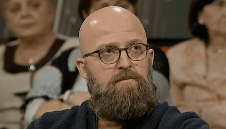 ‘Me 4 mijë € shëron autizmin’ – Arianit Sllamniku u jep fëmijëve ilaçe për kafshë