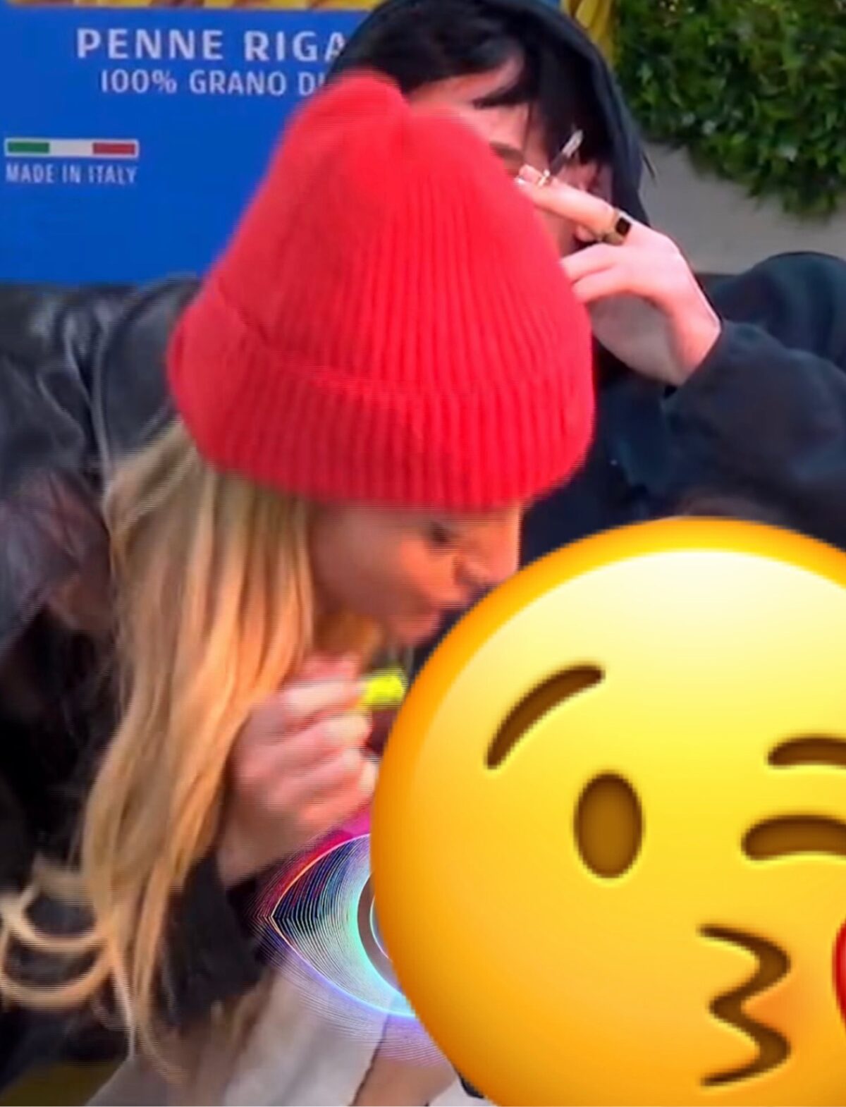 Ndodh puthja e parë në Big Brother VIP Albania: Selin i jep puthjen e parë… (VIDEO)