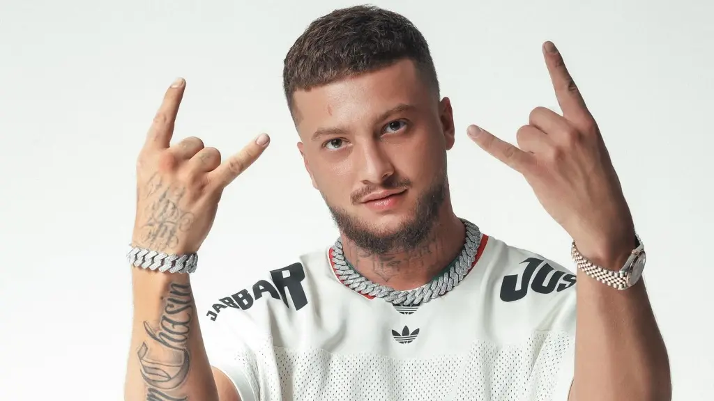 Fero nxit tensione me një postim të ri: Pom shtin me ti rreh….