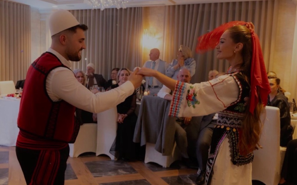 Hamëz Jashari i ri dhe nusja e tij me veshje tradicionale, sa hijeshi e bukuri!