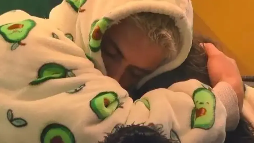 “Kurrë s’kam lu me të, veç e kam mbrojt”, Klodi me lot në sy flet për Elijonën (VIDEO)