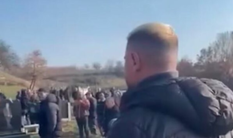 Labi i mërzitur, merr pjesë në varrimin e gjyshit të tij