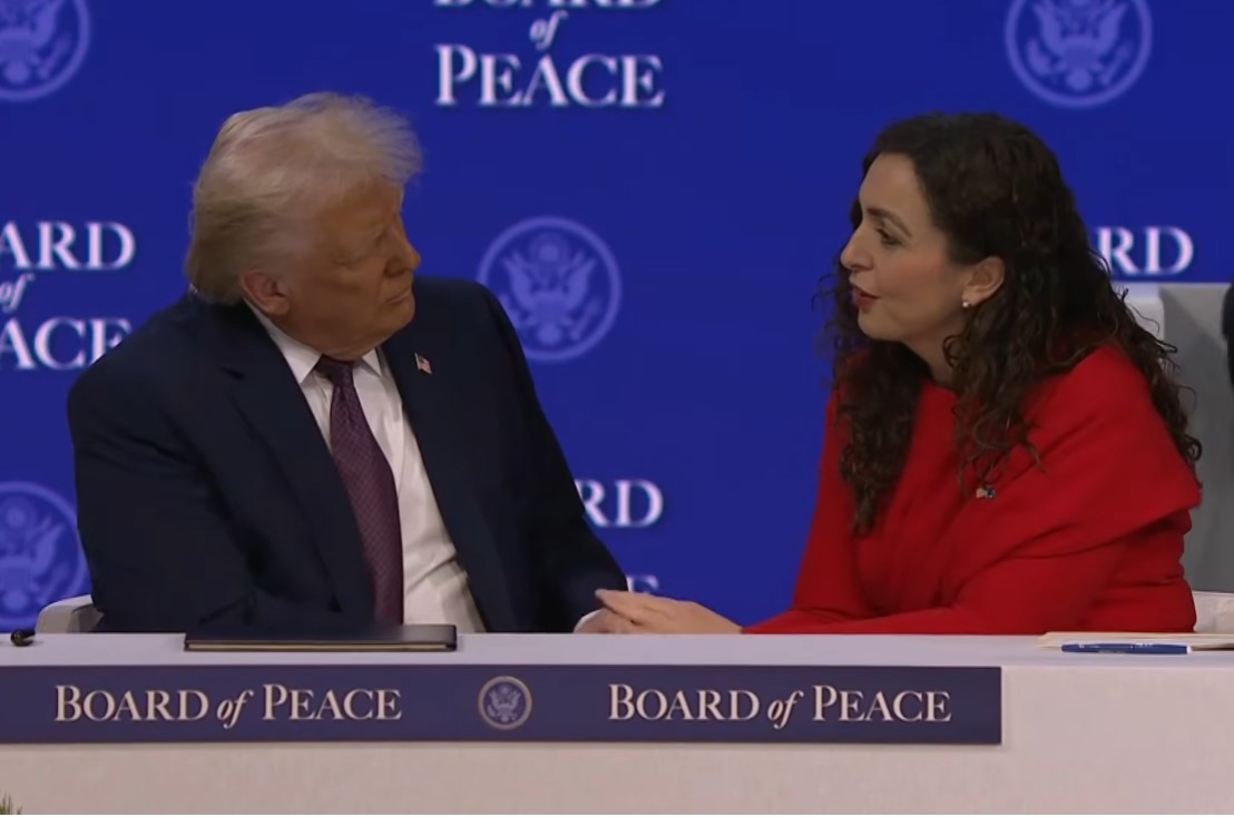 Vjosa Osmani ‘kokë më kokë’ me Donald Trump, presidentja e Kosovës në themelimin e Bordit të Paqes, firmos marrëveshjen