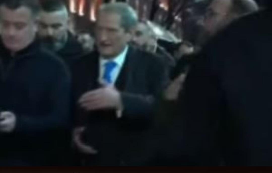 Çfarë i ndodhi? Berisha ‘braktis’ protestuesit, largohet me ‘urgjencë’
