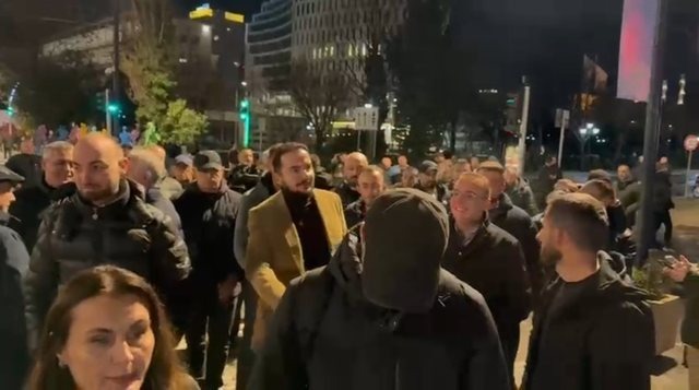 E pabesueshme, Salianji ben veprimin e papritur per protesten kombetare te PD