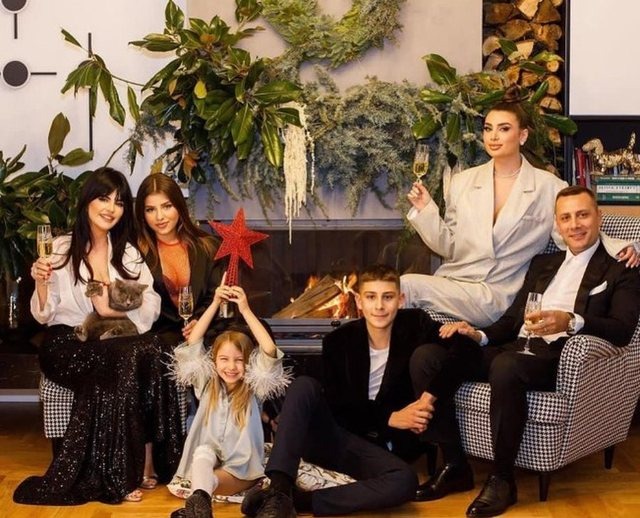 Vajza e Mark Frrokut shpërthen keq ndaj Rudina Dembacajt: Po na ndan nga i vetmi prind që kemi, roje porte në shtëpi!