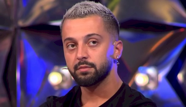 ‘Duhet mi kthy kah kibla’ – Gjesti i revoltuar me estradën, paralajmëron diçka ‘të madhe’