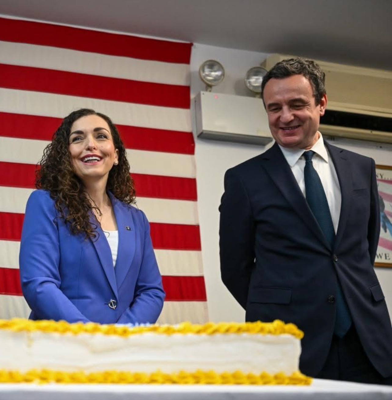 A u pajtuan mes vete? Presidenca publikon foto ku Osmani dhe Kurti shihen të buzëqeshur