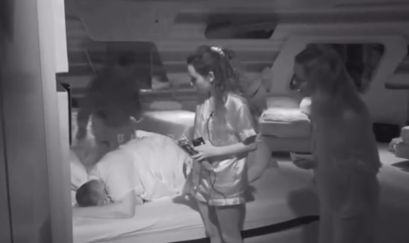 Video/ Selin godet me një objekt Rogertin, ai bërtet nga dhimbja që iu shkaktua