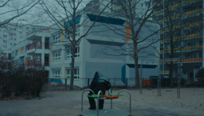 Detajet rrëqethëse që nuk u vunë re në këngën e Gjestit