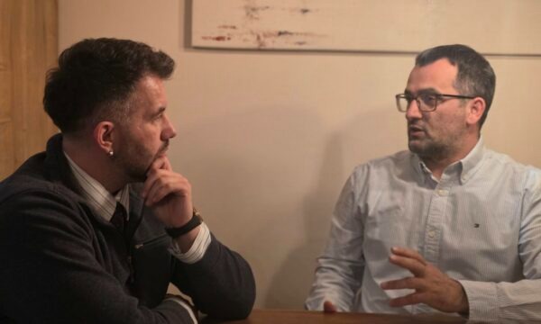 Rron Gjinovci përcjell një reagim të Shkëlzen Gashit, tregon si i shkoi policia te dera: Mbas 4 orësh përfunduan pyetjet