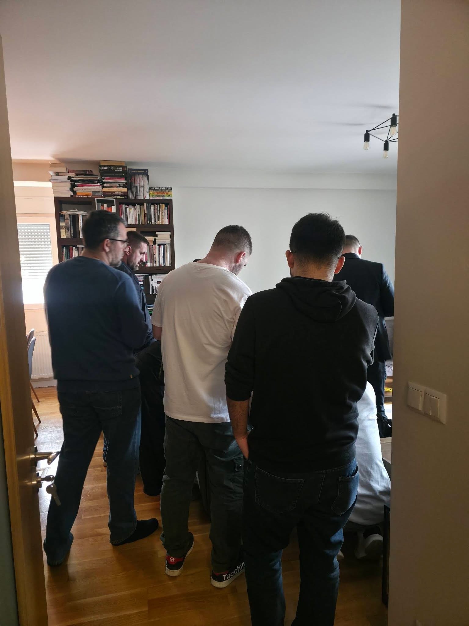 Policia i futet në banesë Shkëlzen Gashit