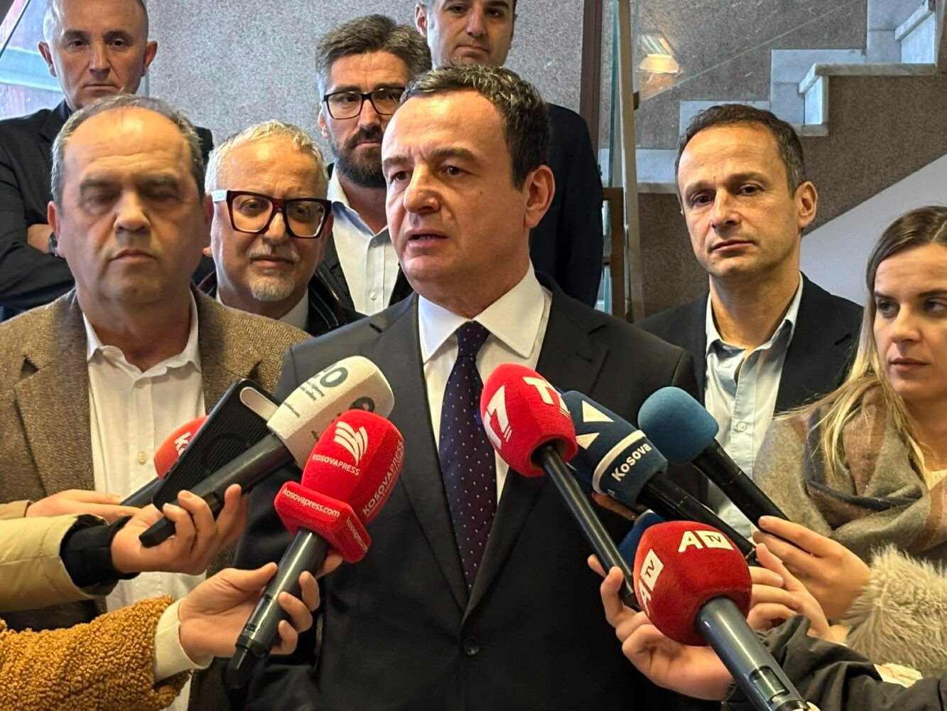 LAJMI FUNDIT/ VV ia jep nënshkrimet Vjosa Osmanit për Presidente