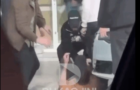 Publikohet videoja: Momenti kur Mossi me dy të tjerë rrahin gazetarin Burim Pacolli