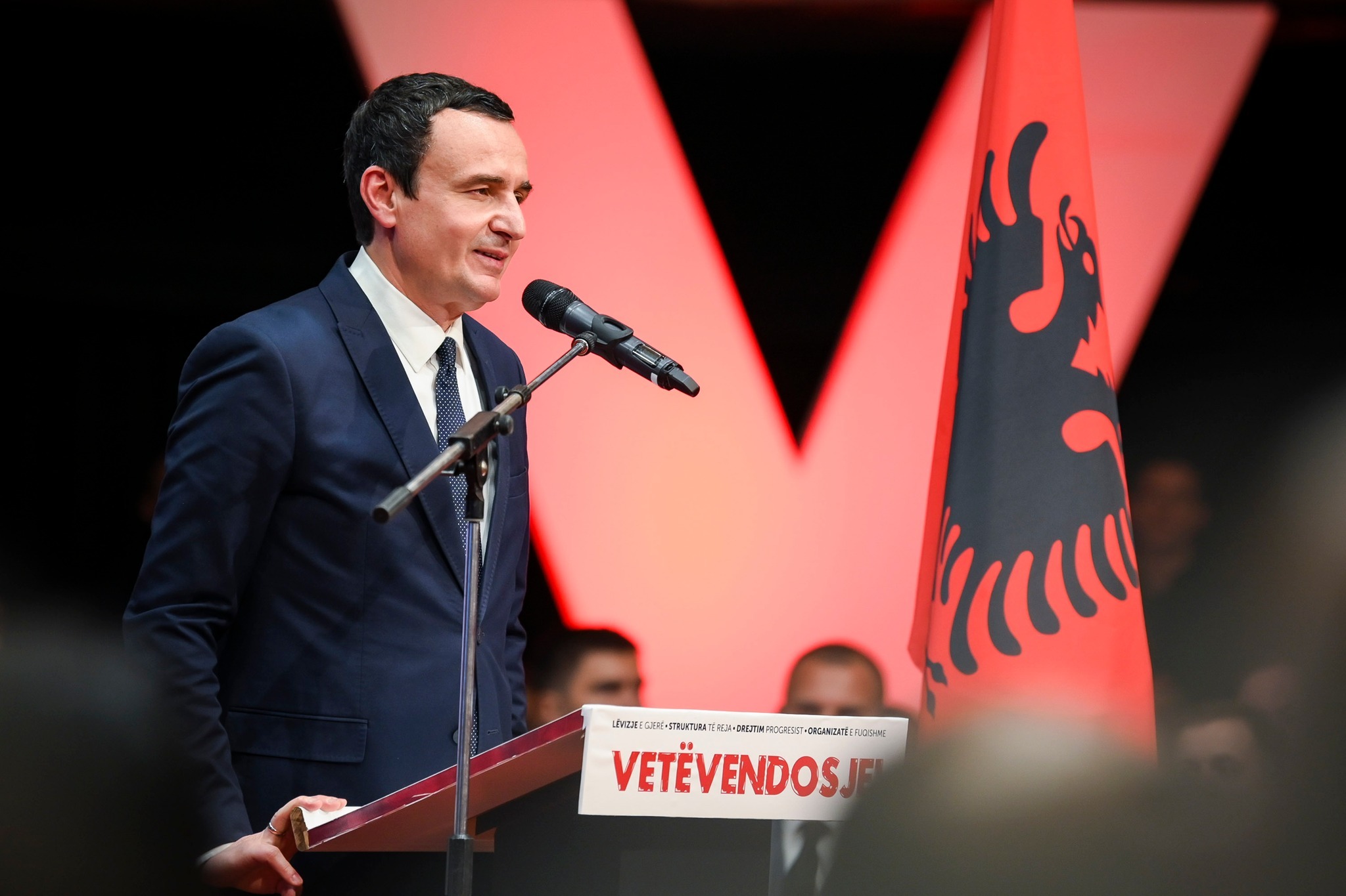 Çështja e Presidentit, Vetëvendosje befason me veprimin e fundit