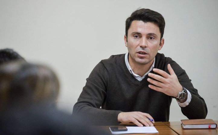 Rrustemi nuk tërhiqet, ka një “selam” shtesë për ambasadorët: Na lini të gabojmë vet