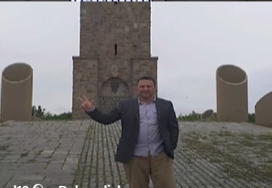 Kishte bërë fotografi me tre gishta në Gazimestan, ja si sqarohet sot Olsi Jazexhiu