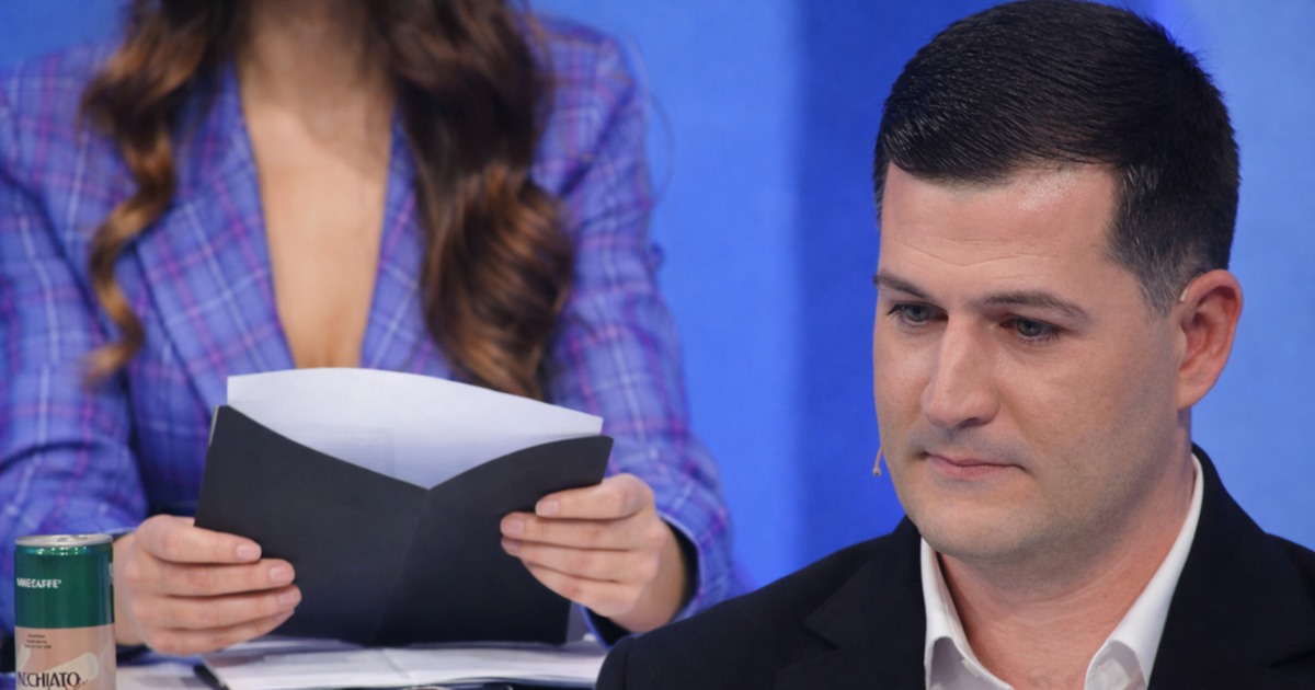 Zarfi i zi që la në ankth Arbër Hajdarin live – askush s’e priste çfarë kishte brenda ( Video )