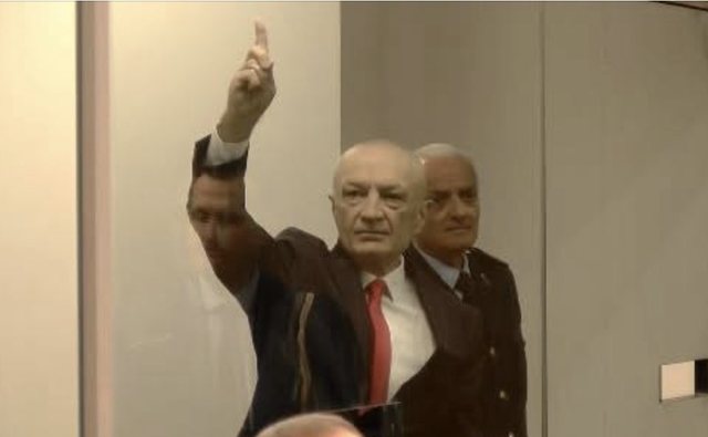 Dalja e tij e parë publike pas arrestimit, Meta shfaqet pas kafazit prej xhami, akuza: Proces i turpshëm kundër shtetit shqiptar!