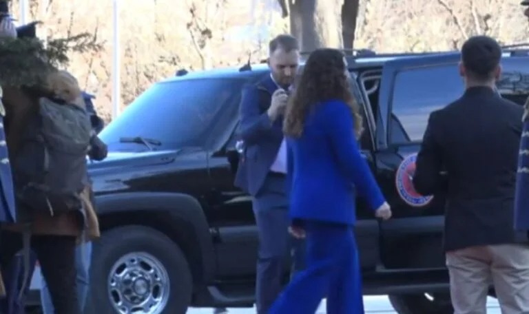 Pas dorëzimit të mandatit, Vjosa Osmani largohet nga Presidenca me veturën e presidentit historik Rugova