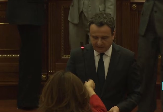 Ganimete Musliu ia kap mikrofonin Albin Kurtit