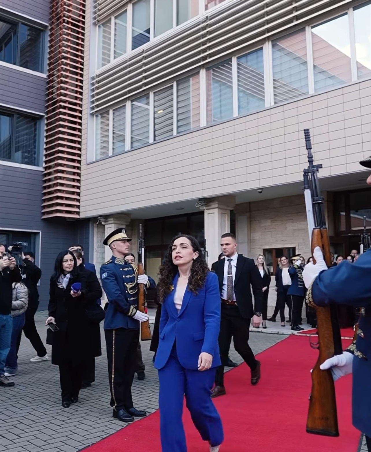 Pak orë pasi mbaroj mandatin, familja e Vjosa Osmanit merr këtë lajm