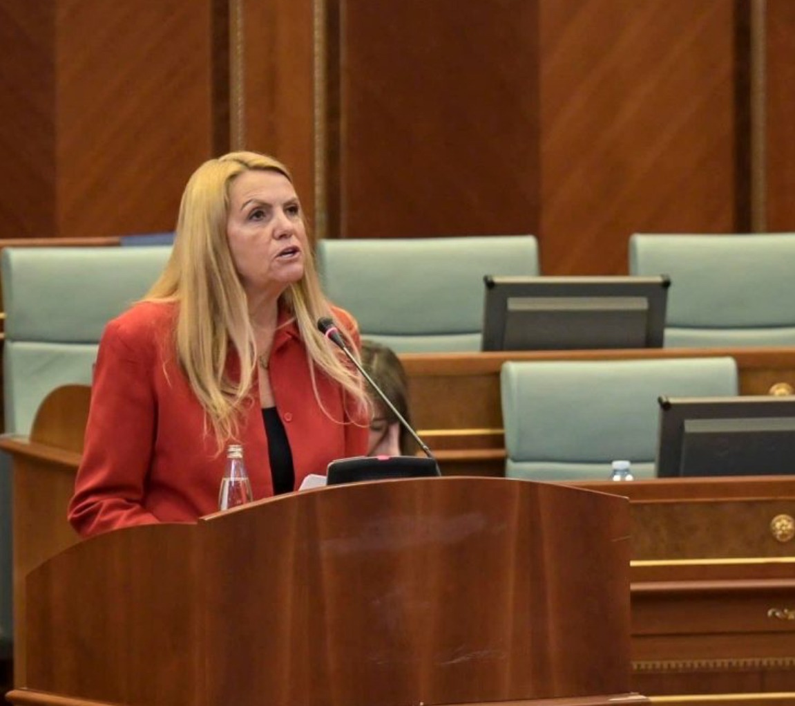Deputetja e AAK-së “godet” Gërvallën në Kuvend: Mos ta faltë Zoti…