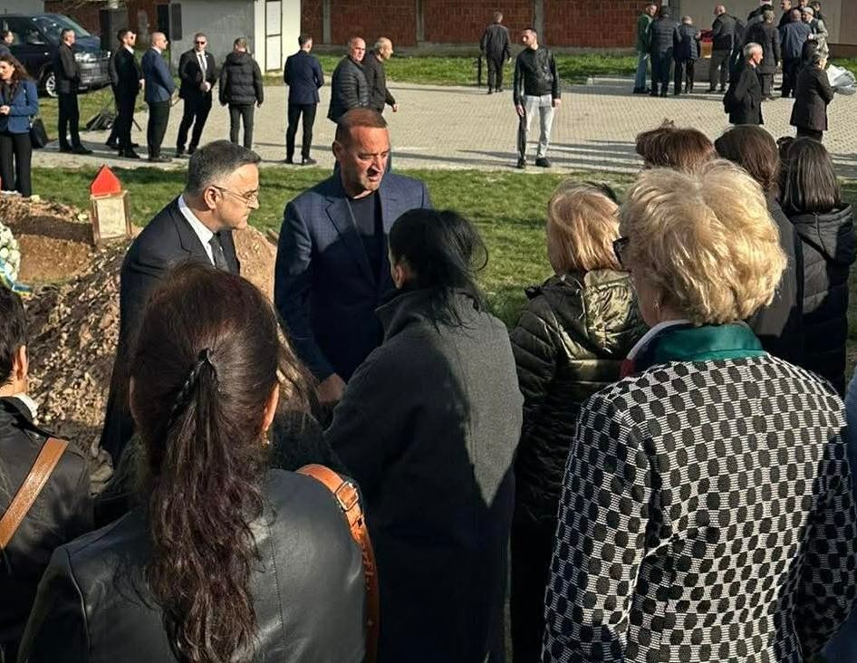 Haradinaj lë anash politikën, merr pjesë në varrimin e babait të Haxhiut