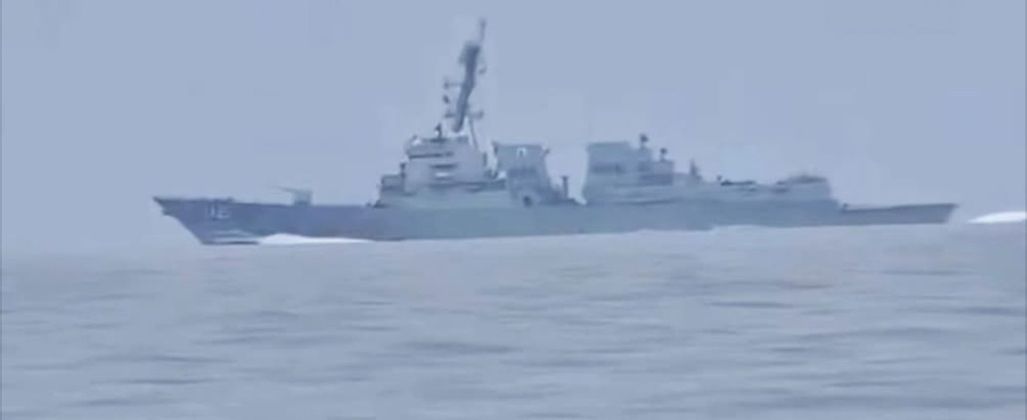 Momenti kur forcat iraniane kërcënojnë anijen amerikane që tentonte të futej në Ngushticën e Hormuzit: Ndryshoni drejtim ose do hapim zjarr (Video)