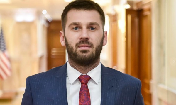 Ilir Kërçeli reagon me një video pasi Gecët thanë se ai ia ka dhënë Fatosit fjalimin për Thaçin