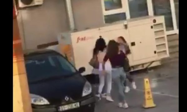 Pesë vajza kosovare “bëhen llom” mes vete në mes të rrugës në Prishtnë