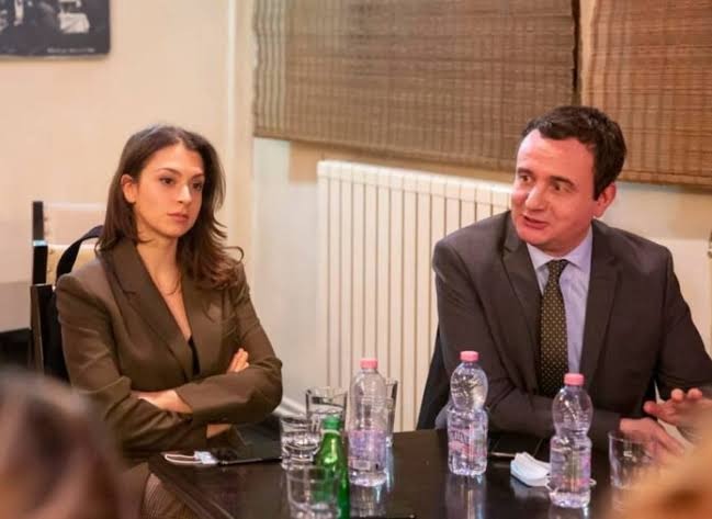 Shfaqet në prag zgjedhjeve deputetja e LDK-së, provon të i reagoj Kurtit